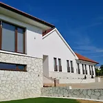 Zeta Wine & Vila *